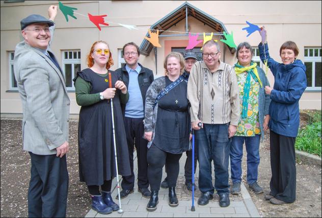 Pfarrer Andreas Konrath (l.) mit Vorstandsmitgliedern der Gebärdensprachgemeinde vor dem neuen Gemeindehaus in der Windorfer Straße in Leipzig-Kleinzschocher. © Birgit Pfeiffer