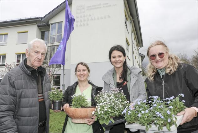 Heimbewohner Willi Rösel packt mit an, wenn Isabel Hoslovsky und Christina Söll vom Maria Magdalenenhaus in Weischlitz sowie Silke Böhm (von links) von der Diakonie Plauen die Blumen bringen. © Simone Zeh