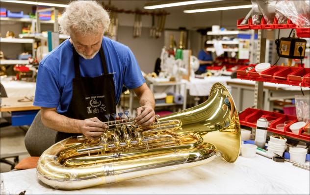 Tino Hartisch bei der Montage einer Tuba in der Werkstatt von Buffet Crampon in Markneukirchen. Sie ist »Instrument des Jahres 2024«. Die Firma hat auch den Posaunentag in Hamburg gesponsert. © epd-bild/C. Schuhmann