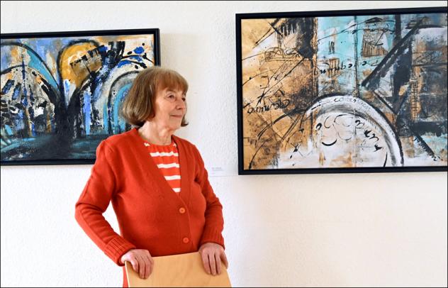 Christina Schönemann vom Galeriebeirat in der aktuellen Ausstellung – die Galerie befindet sich im Pfarrhaus Jöhstadt (Schlösselweg 45). © Christine Bergmann