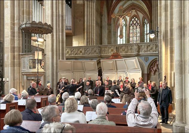 Neue Konzertsaison im Dom Meißen eröffnet: Am Sonnabendabend begeisterten der Domchor mit Domkantor Thorsten Göbel mit der 1. Abendmusik. Es erklang u. a. lateinamerikanische Musik. Foto: Mandy Weigel