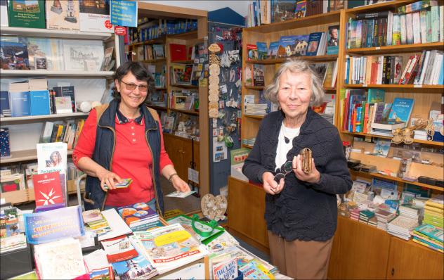 Christliche Buchhandlung in Roßwein: Inhaberin Ute Lomtscher (l.) mit Kundin Maria Colve, die aus Riesa zum einkaufen kam. © Thomas Barth