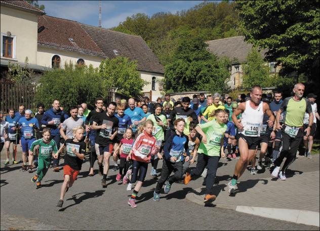 144 Läufer waren beim Lauf um den Collm dabei – das Foto zeigt den Start. © Eric Zabell