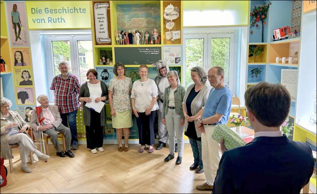 Große Freude über das Ergebnis des umfangreichen Umbaus im Bibelhaus Dresden- Blasewitz: Simona Mielich (Mitte im Kleid) mit Vorstand und Projektteam der Bibelgesellschaft. © Mandy Weigel