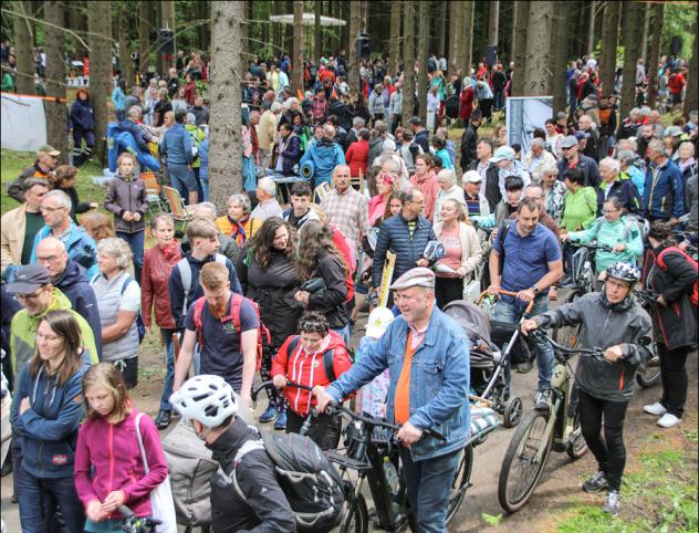 Über 2000 Menschen kamen zum Wald-Gottesdienst der Landeskirchlichen Gemeinschaft (LKG) am Pfingstmontag nach Stützengrün. © Eberhard Mädler