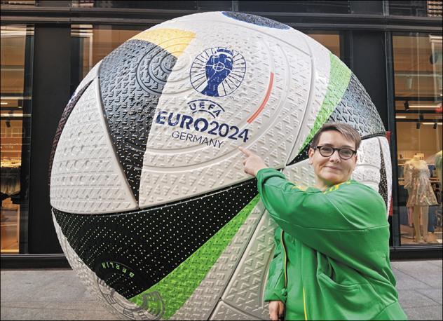 Am Ball für andere Menschen: Katharina Dirbas-Wolf hilft zur Fußball-Europameisterschaft in Leipzig als Freiwillige Helferin.