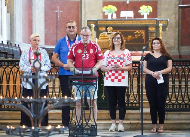 Fußballfieber am Montagabend in der Nikolaikirche Leipzig: An allen Tagen der Europa- meisterschaft mit Leipzig als Austragungsort gibt es hier Andachten. Sie werden mit dem RB-Fanclub »Holy Bulls« ausgerichtet. © Lukas Gensel