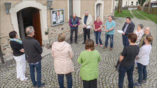 Einmal im Monat treffen sich Menschen im vogtlländischen Werda, um vor der Kirche für Frieden zu beten. Sie denken an Menschen in der Ukraine, Israel und im Gaza-Streifen. © Joachim Thoß Einmal im Monat treffen sich Menschen im vogtlländischen Werda, um vor der Kirche für Frieden zu beten. Sie denken an Menschen in der Ukraine, Israel und im Gaza-Streifen. © Joachim Thoß