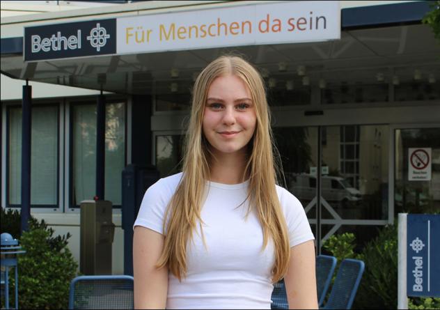Für Bethel im Internet: Anna Hofmann vor den von Bodelschwinghschen Stiftungen. Auf dem Instagram-Kanal @1jahr_menschennah schreibt die 18-Jährige Beiträge über die diakonische Arbeit. © epd-bild/Katrin Nordwald Für Bethel im Internet: Anna Hofmann vor den von Bodelschwinghschen Stiftungen. Auf dem Instagram-Kanal @1jahr_menschennah schreibt die 18-Jährige Beiträge über die diakonische Arbeit. © epd-bild/Katrin Nordwald