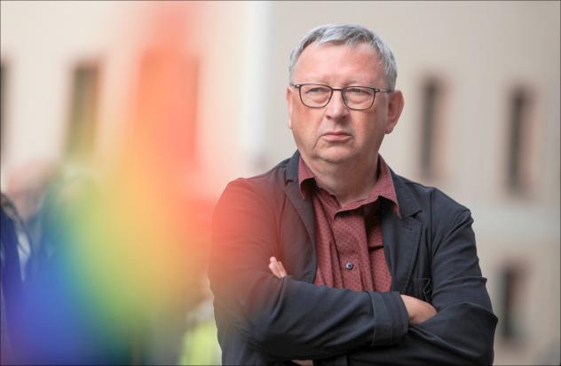 Der Pirnaer Pfarrer Cornelius Epperlein hat mit der Entscheidung, die Regenbogenfahne am Internationalen Tag gegen Homo-, Bi-, Inter- und Transfeindlichkeit an der Marienkirche aufzuhängen, für Aufregung gesorgt. © Daniel Förster Der Pirnaer Pfarrer Cornelius Epperlein hat mit der Entscheidung, die Regenbogenfahne am Internationalen Tag gegen Homo-, Bi-, Inter- und Transfeindlichkeit an der Marienkirche aufzuhängen, für Aufregung gesorgt. © Daniel Förster