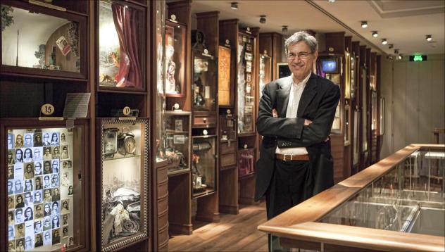 Trostsucher: Der türkische Schriftsteller Orhan Pamuk in seiner Ausstellung »Der Trost der Dinge«. © Bölts