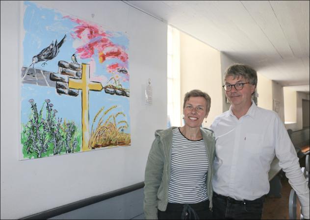 Das Pfarrerehepaar Ellen und Knut Meinel: In den Sommermonaten können die Werke in der täglich geöffneten Kirche Altensalz betrachtet werden, die Menschen aus der Gemeinde zum Thema »Mein Lieblingsbibelvers« angefertigt haben. © Simone Zeh