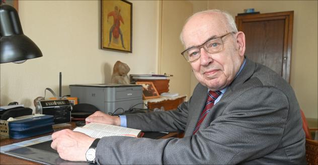 Gottes Segen zum 85. Geburtstag: Der frühere Landesbischof Volker Kreß sitzt am Schreibtisch in seiner Wohnung in Dresden. Fotos: Steffen Giersch