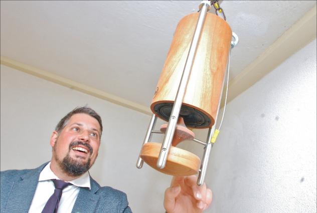 Hörerlebnisse bis in die hintersten Kirchenbänke: Nerchaus Pfarrer Markus Wendland möchte die Schallwandler-Technik in seiner Nerchauer Martinskirche nicht wieder hergeben. © Roger Dietze