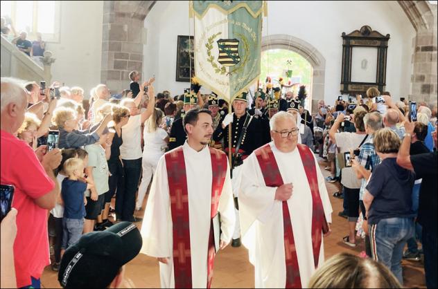 Pfarrer Frank Meinel (r.) und Pfarrer Philipp Oberschelp (l.) beim Einzug in die St.-Wolfgangs- Kirche. Rund 500 Trachtenträger der sommerlichen Bergparade folgten den beiden in den Bergmannsdom. © Anna Neef