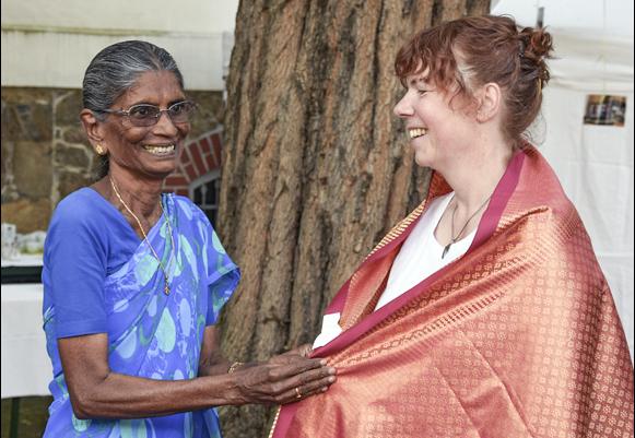 Mrs. Thamapakkiam von der tamilischen Partnerkirche segnet die neue Direktorin. © LMW