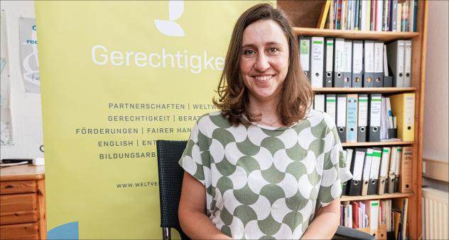 Die Welt gerechter gestalten: Miriam Meir sitzt in der Arbeitsstelle »Gerechtigkeit, Frieden, Bewahrung der Schöpfung« in Leipzig. Sie war vorher Studienleiterin in der Projektstelle »Konfis und die Eine Welt« an der Evangelischen Akademie Sachsen-Anhalt in Wittenberg und zuletzt in Elternzeit für ihr kleines Kind. © Uwe Winkler