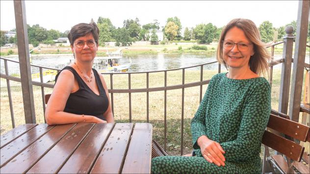 Mira Körlin (links) und Pfarrerin Anke Arnold an der Elbe in Dresden. Sie sind Mitorganisatorinnen des Tauffestes am 1. September – es soll am gegenüberliegenden Ufer sein. © Tomas Gärtner