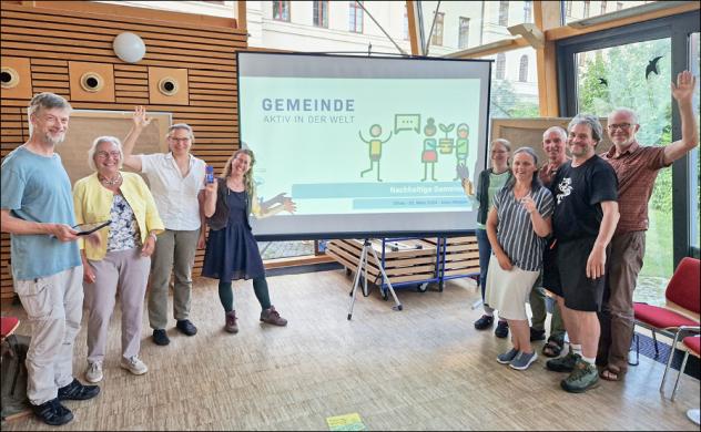 Nachhaltigkeit lernen: Dr. Anne-Kristin Römpke (4. v. l.), Referentin für Schöpfungsverantwortung, und Workshop-Teilnehmende im Gemeindezentrum der Zittauer Johanniskirche. © A. Herrmann