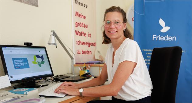 Maria Schiffels (43) ist neue Friedensbeauftragte der Landeskirche Sachsens und hat ihr Büro in der Arbeitsstelle Gerechtigkeit, Frieden, Bewahrung der Schöpfung in Leipzig. © Uwe Winkler