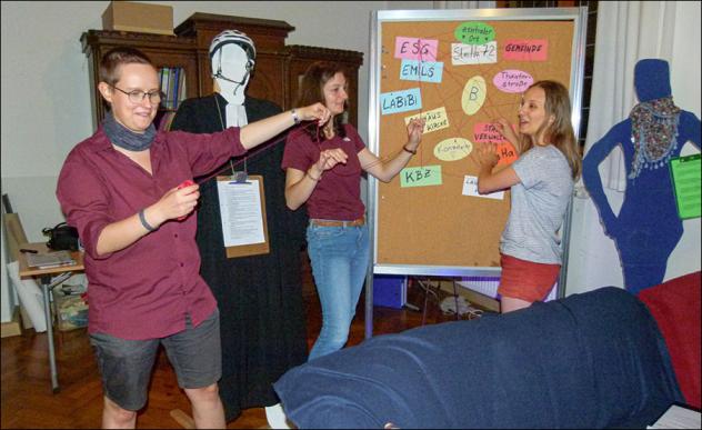 Abschiedsfest der ESG mit Theaterstück über die Haus-Optio- nen – mit Dr. Inka Schmitz, Anne Schwesinger, Svenja Schürer (v. l.). © K. Weyandt Abschiedsfest der ESG mit Theaterstück über die Haus-Optio- nen – mit Dr. Inka Schmitz, Anne Schwesinger, Svenja Schürer (v. l.). © K. Weyandt