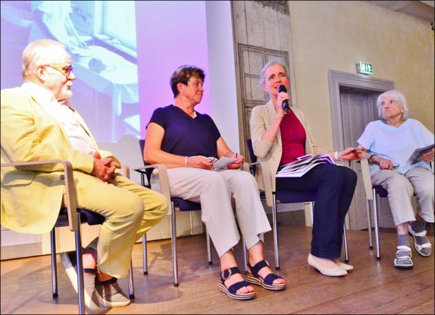Gespräch in Grimma: Diakonie-Sprecherin Cornelia Killisch (2. v. r.) sprach mit der ehemaligen Diakonieschwester Erdmute Walter, 91 (r.), der langjährigen Kita-Leiterin Sonja Lägel und Superintendent i. R. Matthias Weismann. Foto: Roger Dietze