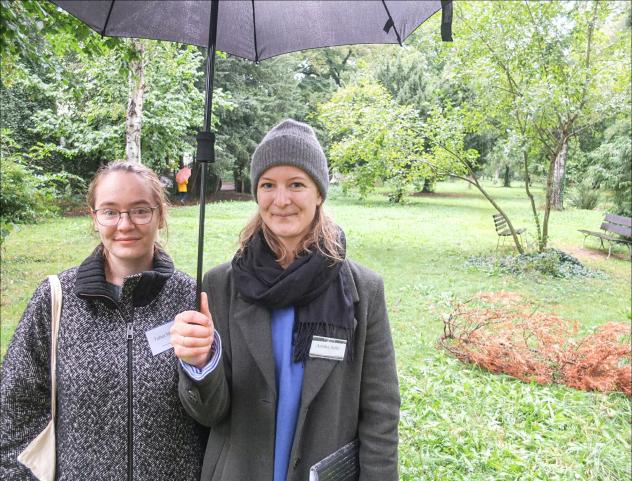 Tabea Müller (links) und Annika Seitz (rechts) vom Planungsbüro auf der Fläche »Frieden und Hoffnung« des Neuen Annenfriedhofs in Dresden-Löbtau. Sie soll zu einem Park für alle umgestaltet werden. © Tomas Gärtner