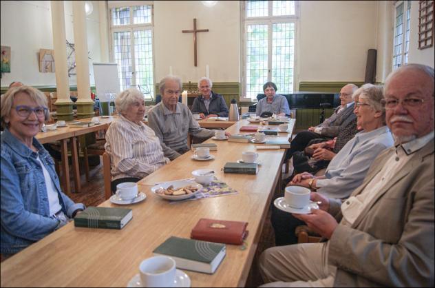 Der Leipziger Ruhestandskonvent »Schwarzer Kaffee« der Pfarrerinnen und Pfarrer (v. l.): Ute Ellinger sowie Ruth und Siegfried Lange mit weiteren Kolleginnen und Kollegen. Foto: Uwe Naumann Der Leipziger Ruhestandskonvent »Schwarzer Kaffee« der Pfarrerinnen und Pfarrer (v. l.): Ute Ellinger sowie Ruth und Siegfried Lange mit weiteren Kolleginnen und Kollegen. Foto: Uwe Naumann