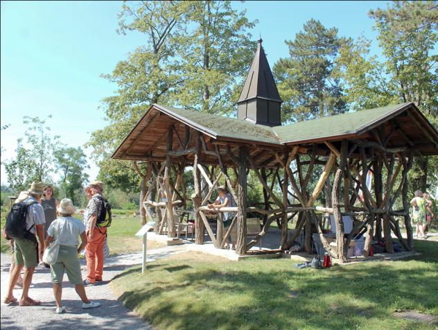 Kirche in der Laube: Die Kirchen präsentieren sich auf der Landesgartenschau in Bad Dürrenberg unter dem Motto »Gottes Wort im Blüten- meer« in der Pflaumenbaumlaube – und setzen auf Dialoge. © epd-bild/ Oliver Gierens Kirche in der Laube: Die Kirchen präsentieren sich auf der Landesgartenschau in Bad Dürrenberg unter dem Motto »Gottes Wort im Blüten- meer« in der Pflaumenbaumlaube – und setzen auf Dialoge. © epd-bild/ Oliver Gierens