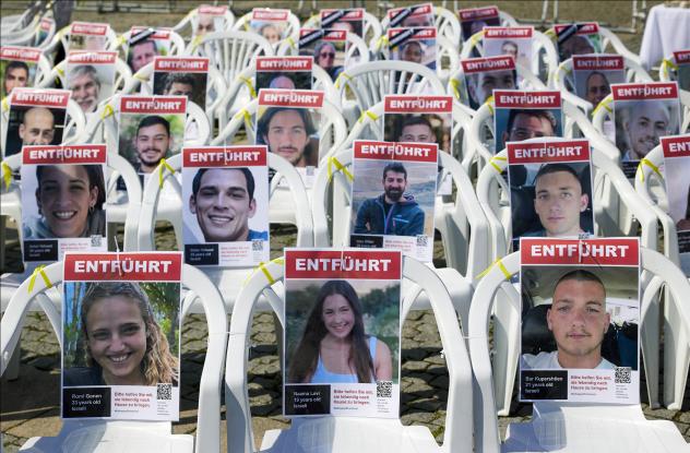 Stühle mit den Fotos der Hamas-Geiseln stehen auf dem Berliner Bebelplatz. Sie erinnern an die Israelis, die weiterhin in den Händen der Terroristen sind – Schicksal unbekannt