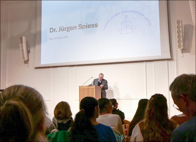 Historiker und Theologe Jürgen Spieß war am 26. September zu Gast bei »Eva Schulze trifft ...« im Evangelischen Schulzentrum Leipzig. © Stefanie Kakoschke/Evangelisches Schulzentrum Leipzig