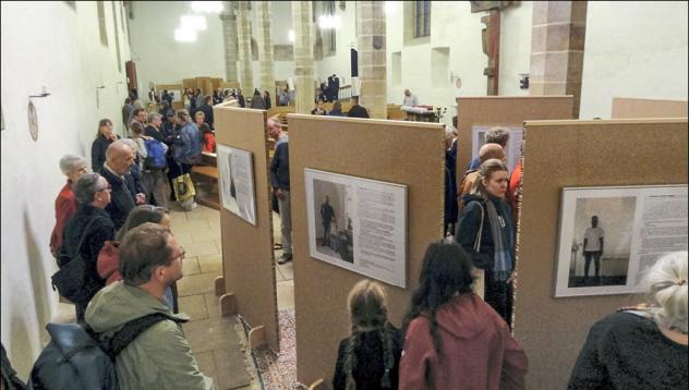 Am 25. September wurde in der Klosterkirche Pirna eine Ausstellung über Geflüchtete im Erzgebirge eröffnet. Ursprünglich sollte sie im Landratsamt hängen. © Daniel Förster