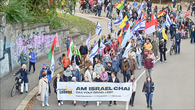 Gedenkmarsch: Am 30. September setzten in Chemnitz rund 250 Menschen ein Zeichen gegen Antisemitismus und für Solidarität mit Israel. © Andreas Schroth
