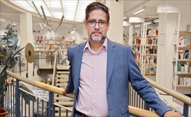 Der Bestsellerautor und politische Journalist Hasnain Kazim bei einer Lesung zu seinem neuen Buch »Deutschlandtour« in der Stadtbibliothek Cuxhaven.