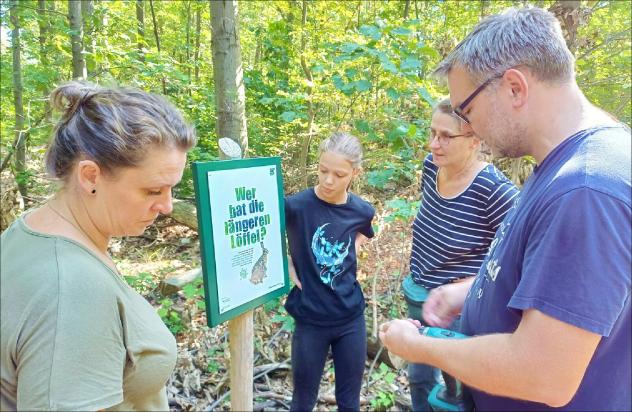 Familie Mann und weitere Helferinnen bei den Vorbereitungen zur Eröffnung des Waldlehrpfades im Klosterholz im Grimmaer Ortsteil Großbardau. Der Weg bietet auf 1,2 km einen informativen Rundgang durch die Natur. © privat