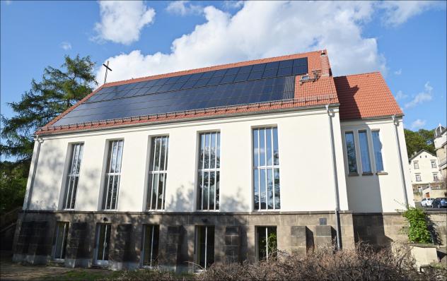 Fotovoltaik auf dem Dach der Weinbergskirche Dresden: Solaranlagen auf Kirchengebäuden – das wünschen sich immer mehr Gemeinden. Wie das im Dresdener Raum gehen kann, damit beschäftigt sich eine Gruppe. © Steffen Giersch