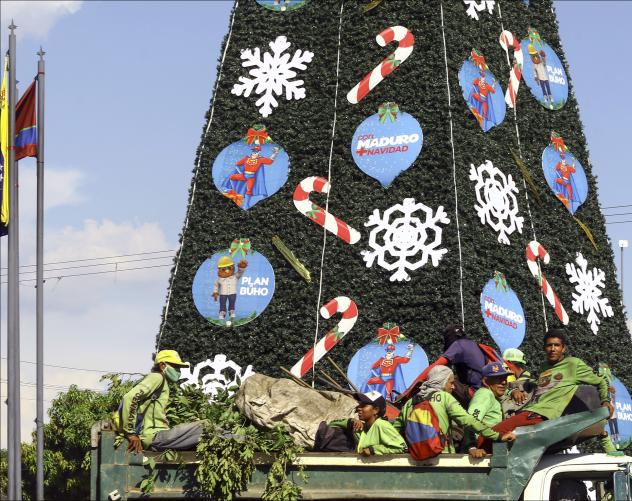 Ja, ist denn heut’ schon Weihnachten? In Venezuela stehen seit Anfang Oktober die Weihnachtsbäume auf öffentlichen Plätzen, nachdem Machthaber Maduro das Fest per Dekret verlegt hatte. © picture alliance/ZUMAPRESS.com/J.C.Hernandez
