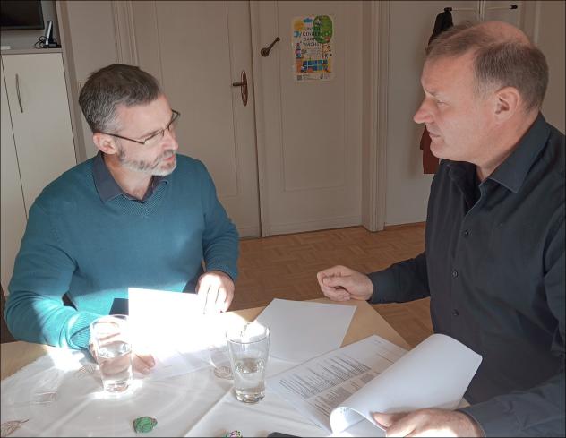 René Zimmerling (l.) bespricht sich mit Pfarrer Jörg Sirrenberg zu den Anliegen des Christophorus-Sozialdienstes in der Kirchgemeinde Leipzig- Marienbrunn.