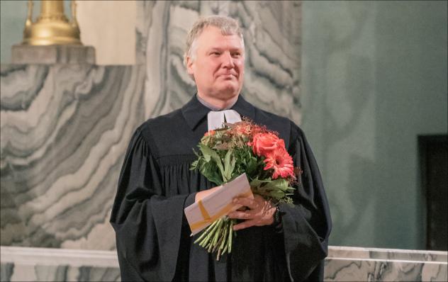 Blumen und Geschenke gab es zum Abschied für Landesposaunenpfarrer Christian Kollmar in einem Gottesdienst in der Christuskirche Dresden-Strehlen am 2. November. © Jakob Müller/SPM
