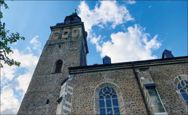 Bergmannsdom zu Schneeberg. Schneebergs Pfarrer Frank Meinel stellte etwa 70 Zuhörern den Namensgeber der St.-Wolfgangs-Kirche vor. © Anna Neef