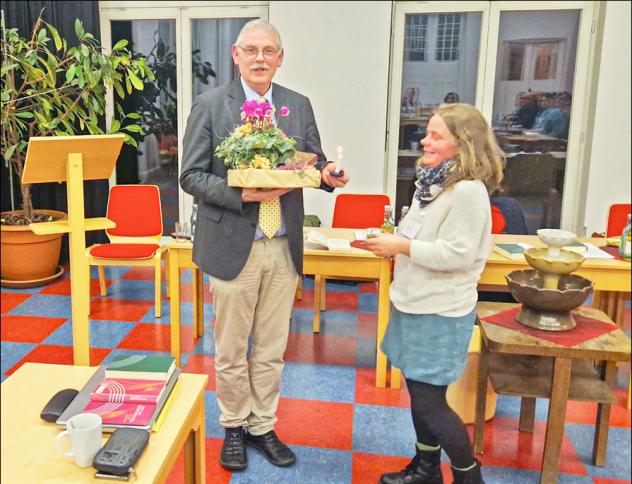 Nach der Wahl zum Superintendenten durch die Bezirkssynode Löbau-Zittau bekam Pfarrer Raik Fourestier Blumen, Geschenke und ein Licht überreicht. © Andreas Herrmann