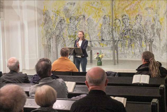 Friedenstüchtig werden: Maria Schiffels, Friedensbeauftragte der Landeskirche, diskutiert beim »Politischen Nachtgebet« in der Kirche auf dem Weißen Hirsch in Dresden mit Zuhörern. © Tomas Gärtner