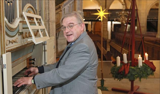 Kirchenmusikdirektor Michael Pöche spielt an der Walcker-Orgel der Kirche St. Marien in Kamenz. Unter seiner Leitung erklingen in den nächsten Wochen die Aufführungen von Bachs Weihnachtsoratorium. © Dirk Sukow