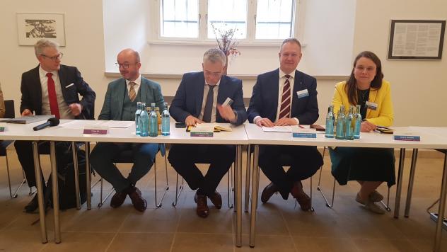 Pressekonferenz im Rahmen der Landessynode (v. l.): Präsident des Landeskirchenamtes Hans-Peter Vollbach, Landesbischof Tobias Bilz, Bildungsdezernent und Vorsitzender der AG "Kirche im Wandel" Burkart Pilz, Vizepräsident der Landessynode und Vorsitzender der AG "Kirche im Wandel" Christoph Herbst, Synodalpräsidentin Bettina Westfeld. Foto: Uwe Naumann