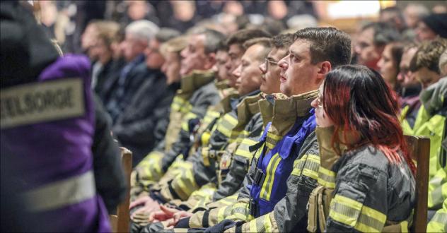 Einsatzkräfte der Rettungsdienste, Feuerwehr, Polizei und Notfallseelsorge beim Gedenkgottesdienst am Tag nach dem Attentat im Magdeburger Dom © Viktoria Kühne 
