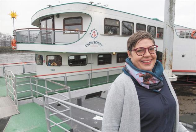 Leiterin Dorothee Arnrich vor der »Johann Friedrich Böttger«, dem CVJM-Schiff auf der Elbe in Dresden. Nun sucht der Verein einen neuen Betreiber. © Tomas Gärtner