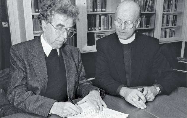 Aus zwei mach eins: Am 17. Januar 1990 unterzeichnen EKD-Ratsvorsitzender Martin Kruse (l.) und Werner Leich, Vorsitzender des Bundes der Evangelischen Kirche in der DDR, die Loccumer Erklärung. Nach 21 Jahren Trennung soll es eine gemeinsame evangelische Kirche geben.Foto: epd-bild/André Spolvint