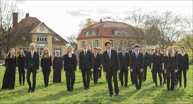 Der Chor der Kirchenmusikhochschule Dresden macht sich auf den Weg von den Hochschulgebäuden zum Elbufer. Vielleicht geht der Weg noch weiter bis zur staatlichen Hochschule für Musik. © Emma Auerbach
