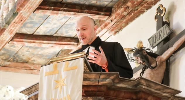 Pfarrer Jiří Šamšula hielt in Scheibenberg die elfte »Europäische Bergpredigt« im Rahmen des Chemnitzer Kulturhauptstadt-Jahres. © Irmela Hennig