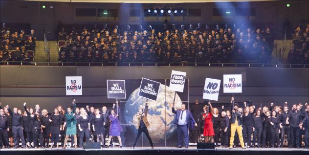 Klare Botschaften: 1500 Sänger erheben beim Chormusical Martin Luther King ihre Stimmen für mehr Miteinander, für soziale Gerechtigkeit und gegen Rassismus. Zu erleben ist das Musical am 29. März, 14 und 20 Uhr in der Messehalle Chemnitz. Informationen unter: chormusicals.de © Stiftung Creative Kirche